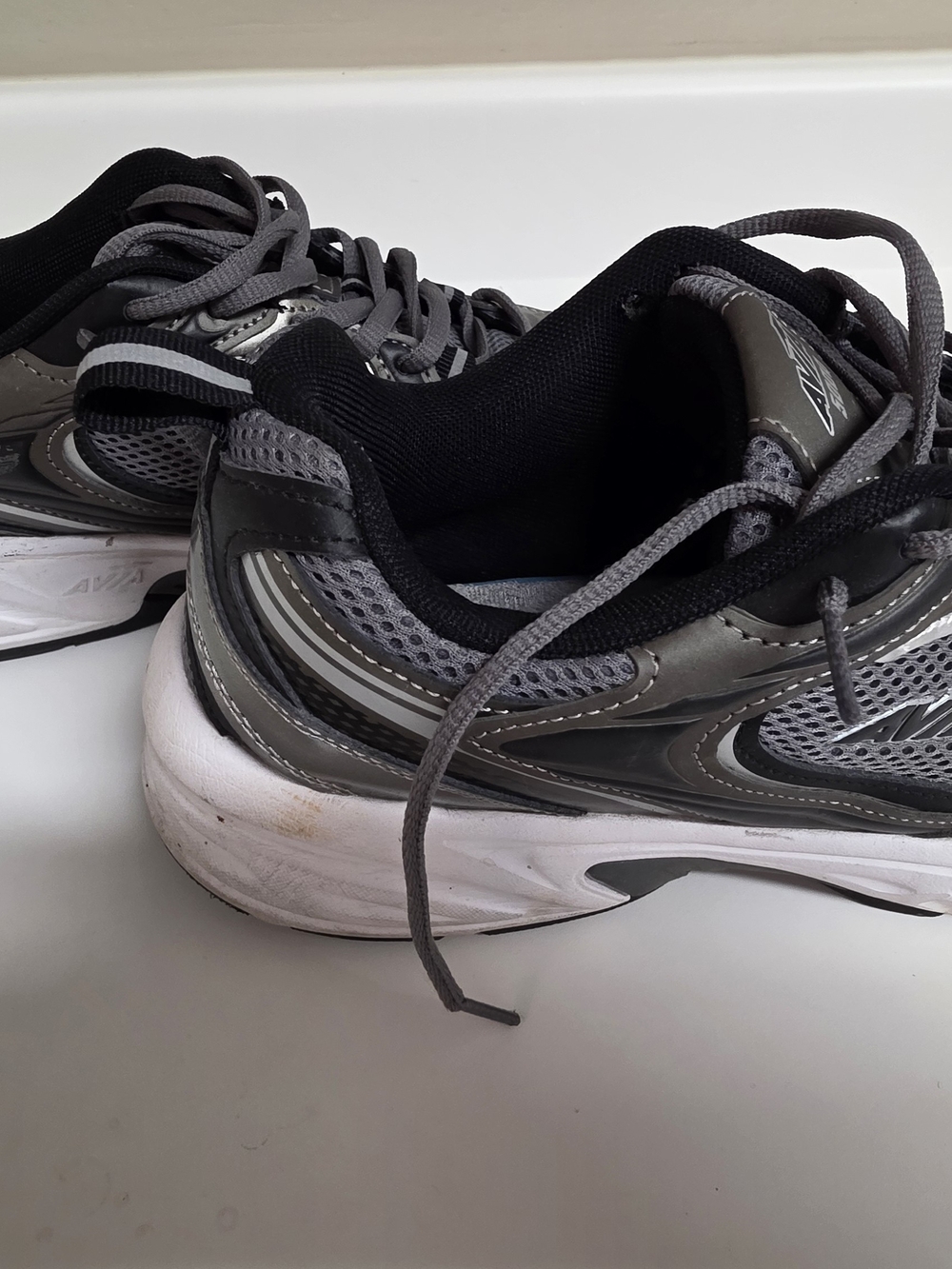 Avia 5000 Men's Gray and Black Athletic Running Sneakers Size 11.5
